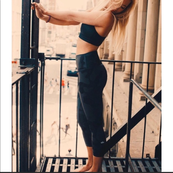 Alo Yoga High Waist Airbrush Capri